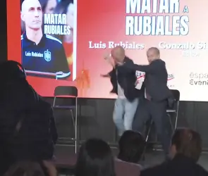 Presentación de libro de Luis Rubiales termina en caos: su tío lo agrede con huevos