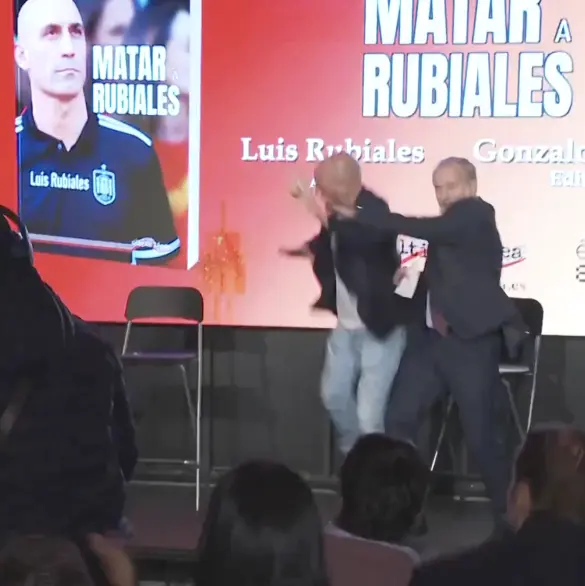 Presentación de libro de Luis Rubiales termina en caos: su tío lo agrede con huevos