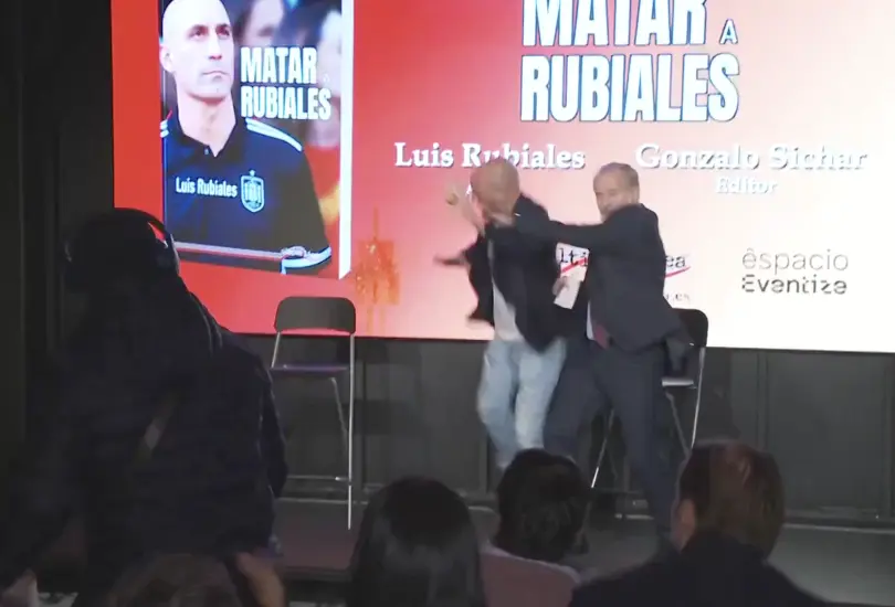 Presentación de libro de Luis Rubiales termina en caos: su tío lo agrede con huevos