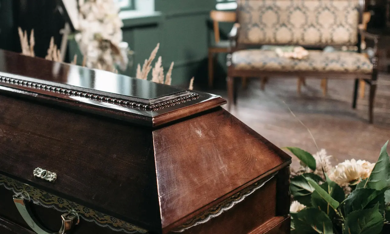  Abandona el cuerpo de su hijo y huye con el dinero del funeral 