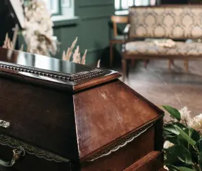 Madre roba 50 mil pesos reunidos para sepultar a su hijo policía y abandona el cuerpo en funeraria