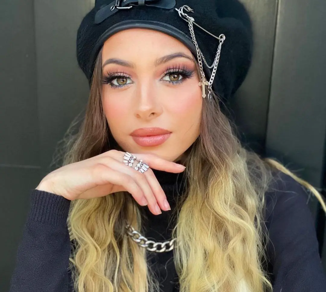 En 2022 también se lanzó como cantante y ha interpretado algunos temas de su papá, pero con un toque más juvenil.