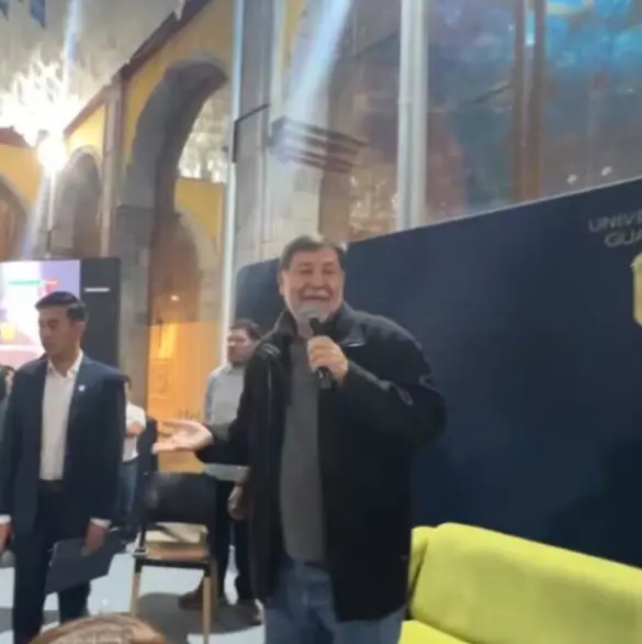 Tensión en la Universidad de Guanajuato: alumnos corren a Noroña y él los llama "porros"