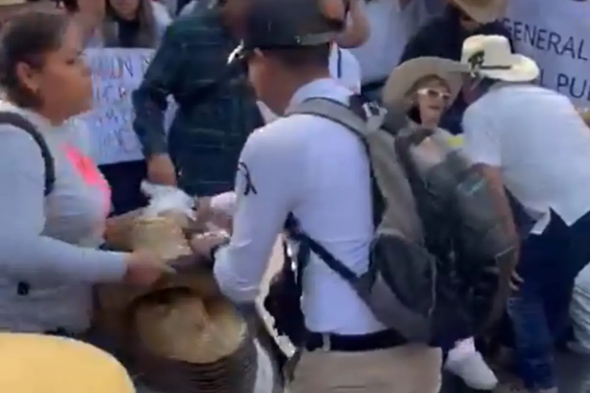  Critican marcha Generación Z por repartir sombreros de Carlos Manzo
 