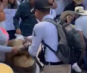 Lucraron con su imagen: Critican a asistentes a la marcha de la Generación Z por repartir sombreros para emular a Carlos Manzo