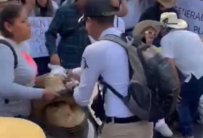 Critican marcha Generación Z por repartir sombreros de Carlos Manzo Critican marcha Generación Z por repartir sombreros de Carlos Manzo