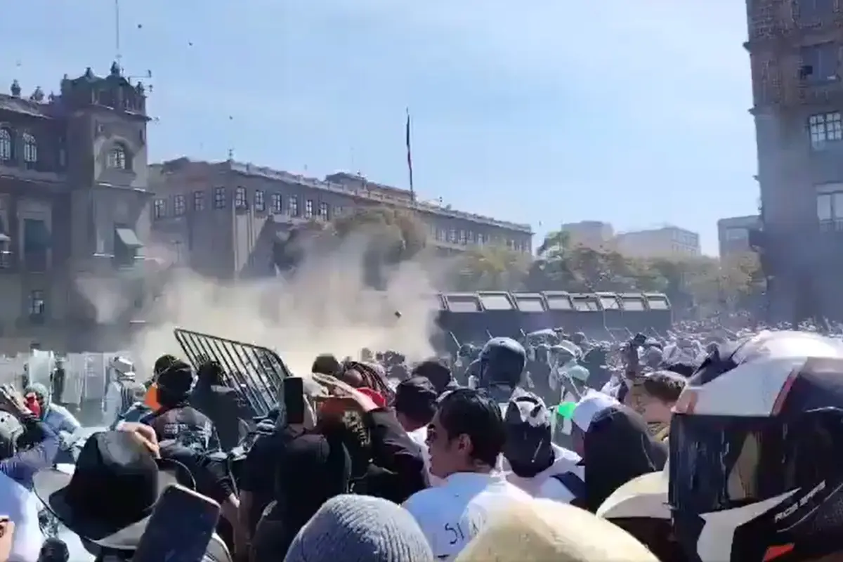  Disturbios en Marcha Generación Z: derriban vallas del Zócalo y se reporta uso de gas lacrimógeno 