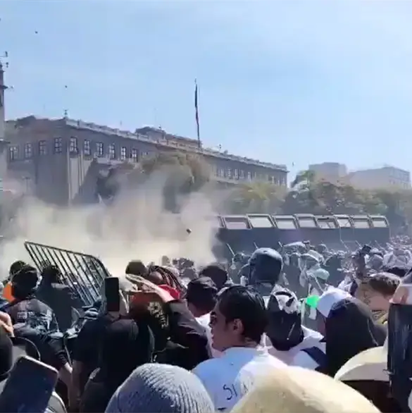 VIDEOS | Así fue como encapuchados derribaron vallas en el Zócalo en Marcha Generación Z VIDEOS | Así fue como encapuchados derribaron vallas en el Zócalo en Marcha Generación Z