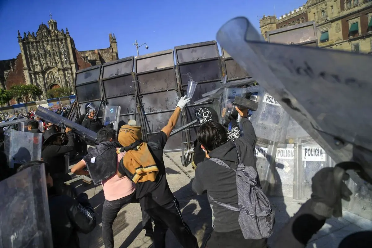 Bloque negro pelea contra policías en Marcha Generación Z Especial