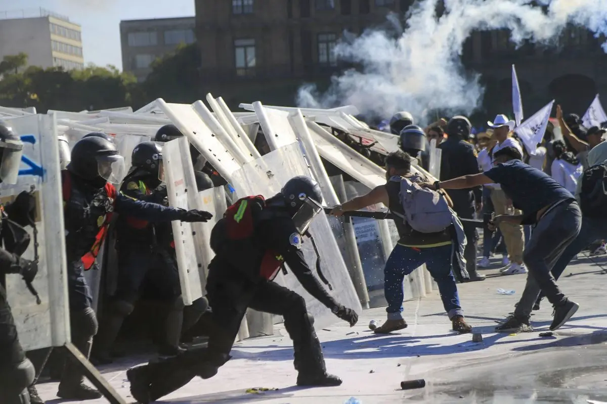 Policías pelean contra bloque negro en Marcha Generación Z Cuartoscuro