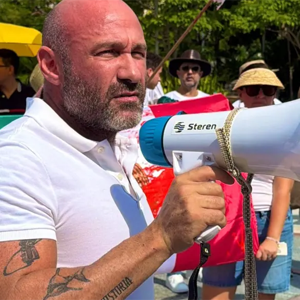 ¿Le dieron permiso sus papás?: Critican a Pedro Ferriz Hijar por ir a marcha de la Generación Z ¿Le dieron permiso sus papás?: Critican a Pedro Ferriz Hijar por ir a marcha de la Generación Z