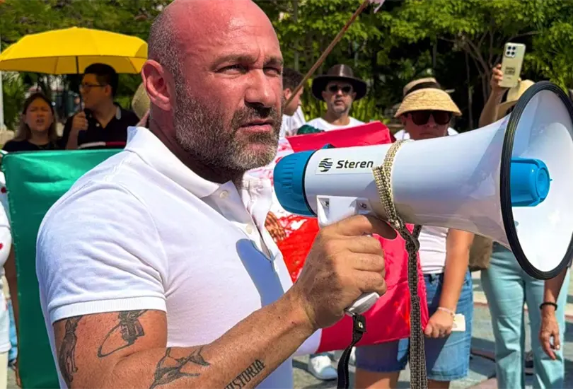 Critican a Pedro Ferriz Hijar por ir a marcha de la Generación Z Critican a Pedro Ferriz Hijar por ir a marcha de la Generación Z