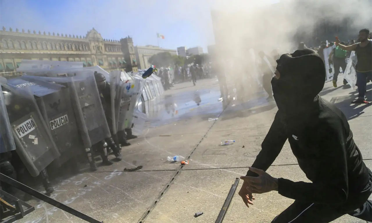  Bloque Negro golpea brutalmente a policia en Marcha Generación Z 