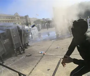 Captan brutal golpiza a policía durante irrupción del Bloque Negro en la marcha de la Generación Z