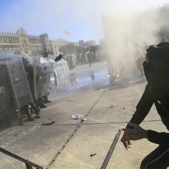 Captan brutal golpiza a policía durante irrupción del Bloque Negro en la marcha de la Generación Z Captan brutal golpiza a policía durante irrupción del Bloque Negro en la marcha de la Generación Z