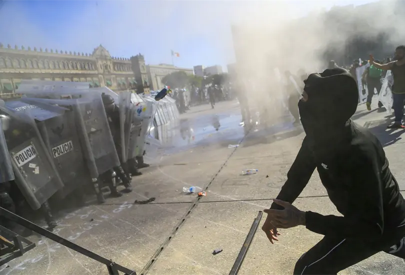 Bloque Negro golpea brutalmente a policia en Marcha Generación Z Bloque Negro golpea brutalmente a policia en Marcha Generación Z