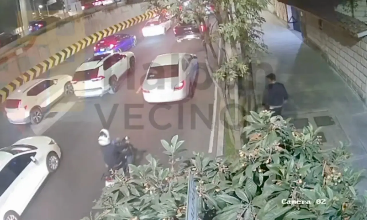  Asalto frustrado en Viaducto Tlalpan: automovilista armado sorprende a delincuentes | VIDEO 