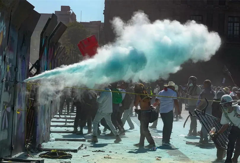 Disturbios en Marcha Generación Z: derriban vallas del Zócalo y se reporta uso de gas lacrimógeno Disturbios en Marcha Generación Z: derriban vallas del Zócalo y se reporta uso de gas lacrimógeno