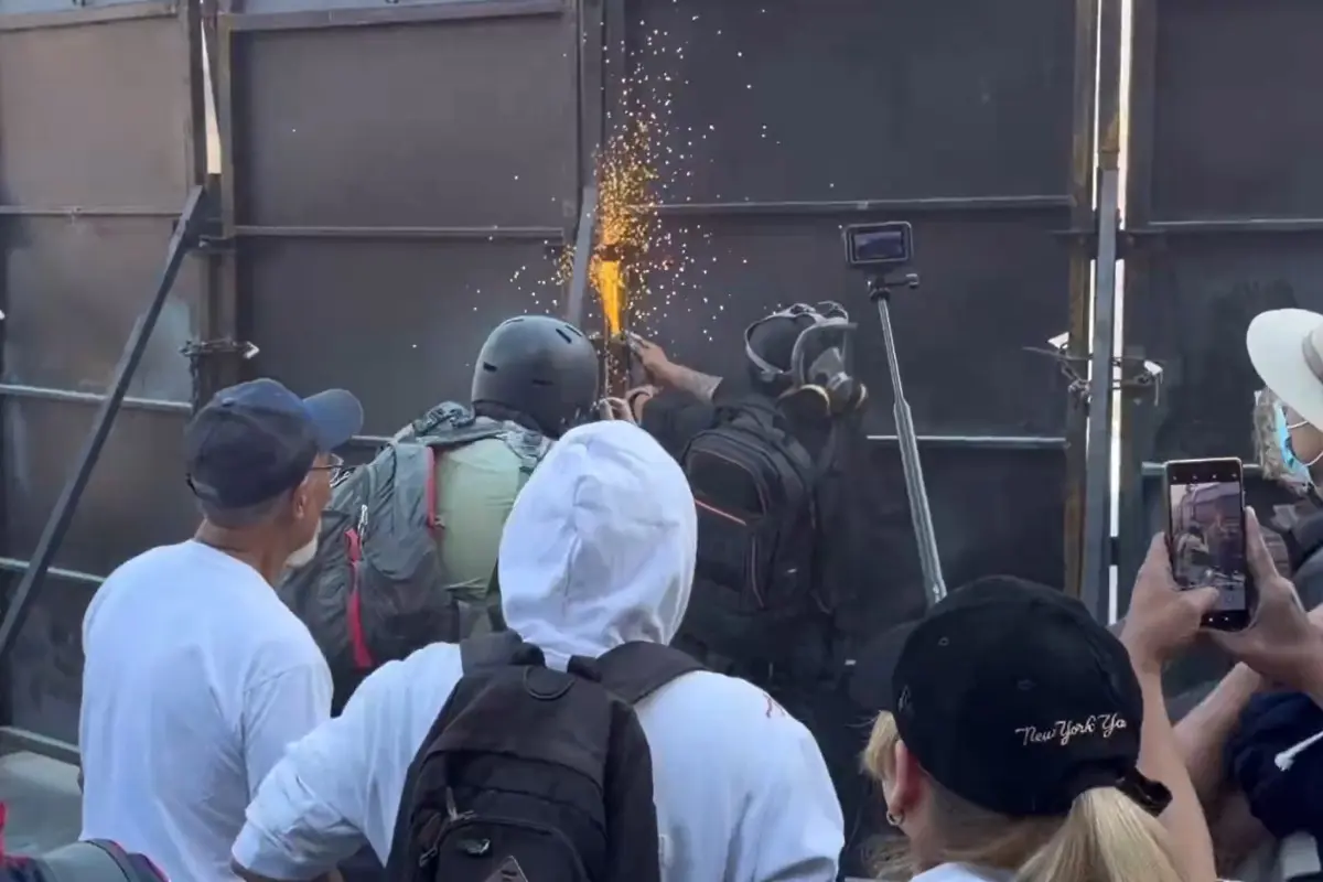 Bloque negro enfrenta a policías en Zócalo capitalino Especial