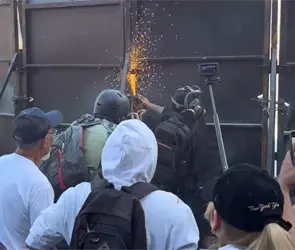 Así comenzó el caos: captan a encapuchado con sierra derribando vallas en el Zócalo