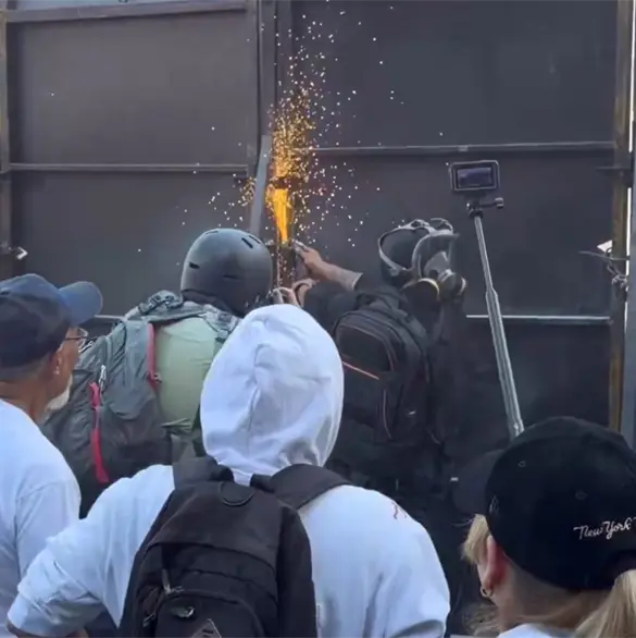 Así comenzó el caos: captan a encapuchado con sierra derribando vallas en el Zócalo Así comenzó el caos: captan a encapuchado con sierra derribando vallas en el Zócalo