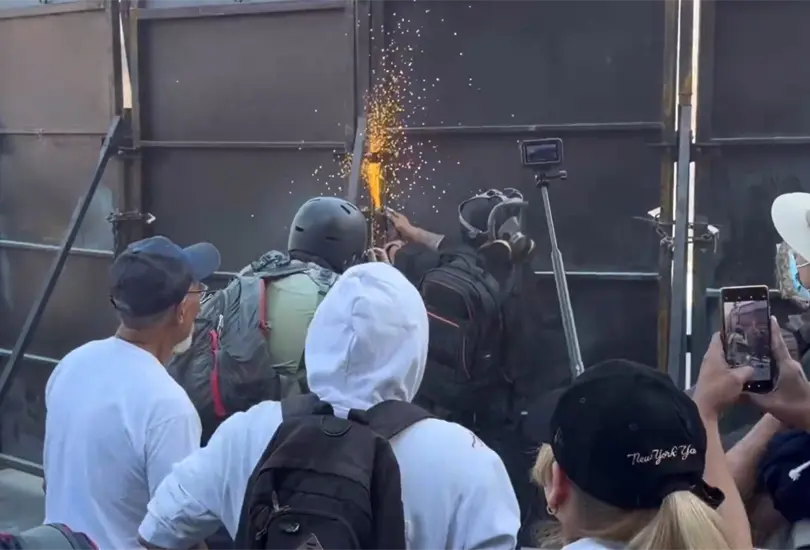 Captan a encapuchado con sierra derribando vallas en el Zócalo Captan a encapuchado con sierra derribando vallas en el Zócalo