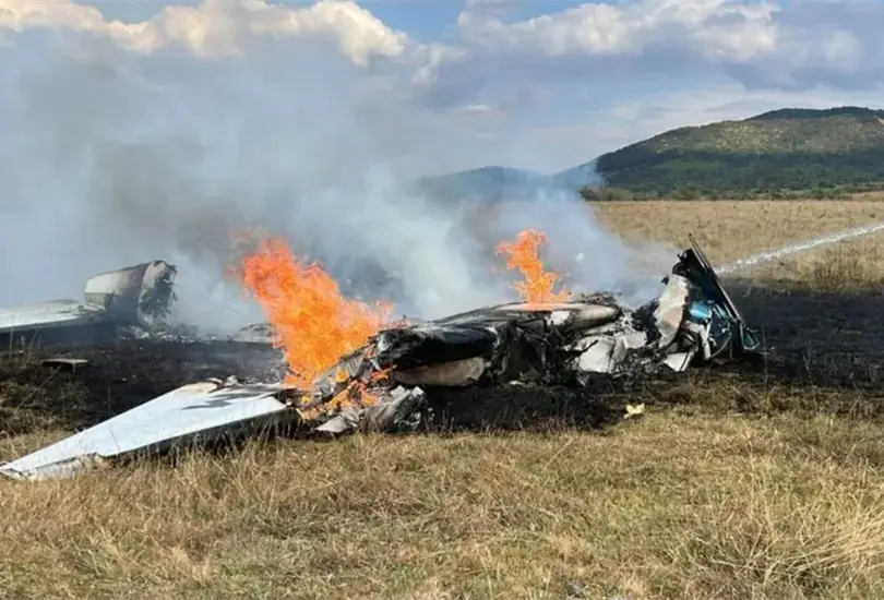 La aeronave se incendió tras el impacto. La aeronave se incendió tras el impacto.