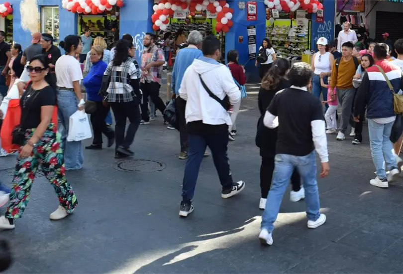 Los peatones en el Centro Histórico de Puebla. Los peatones en el Centro Histórico de Puebla.