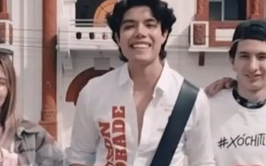 Su presencia en un video de campaña electoral terminó por poner en duda su papel en la convocatoria. Captura de pantalla.