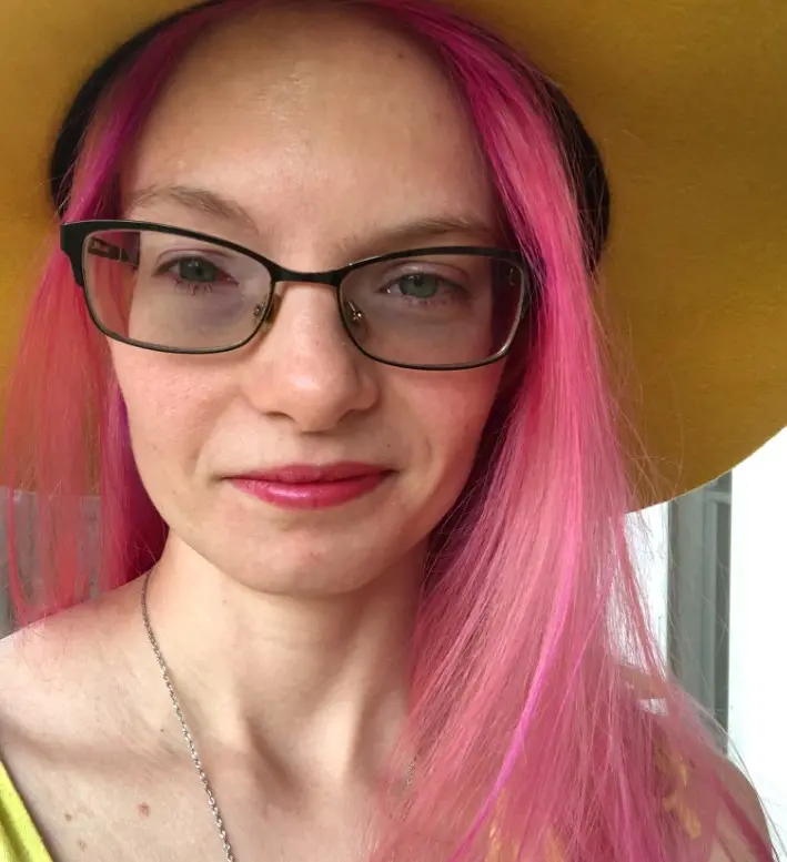 También disfruta de pintarse el cabello con colores de fantasía y a menudo sorprende con sus cambios de look.