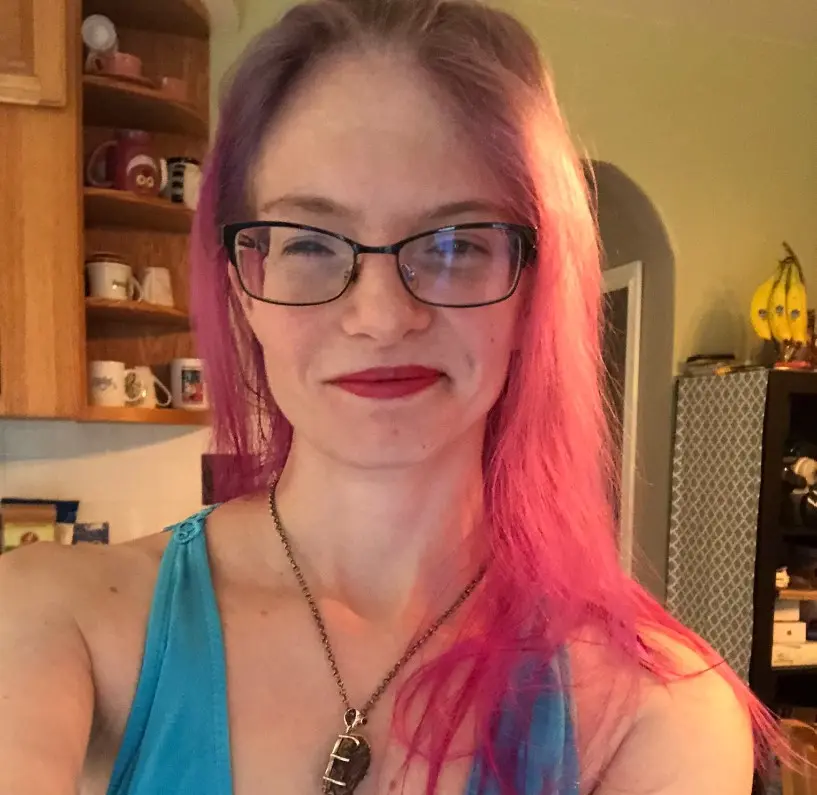 Se ha declarado abiertamente como una persona no binaria y constantemente se le ve en manifestaciones.