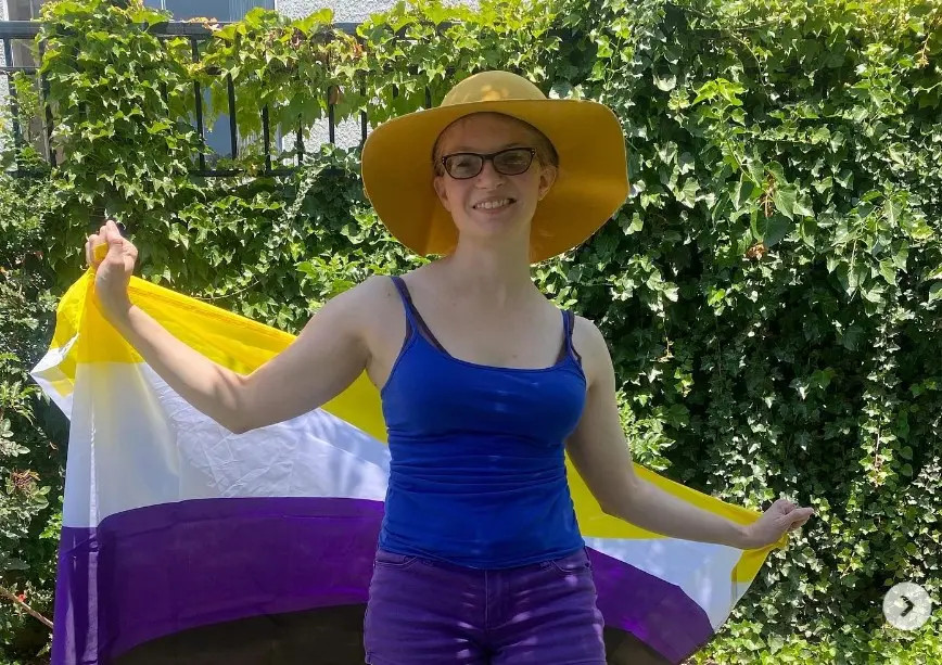 Es activista de diversas causas sociales como la educación, salud mental y derechos de los niños.