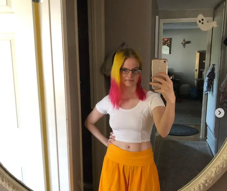 Estudió Lingüística y Antropología en la Universidad de California en Los Ángeles (UCLA), de donde se graduó con honores.