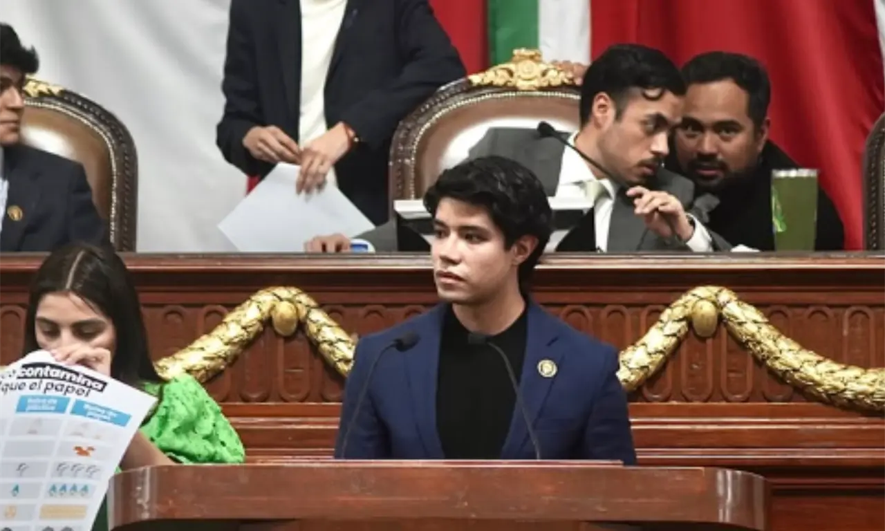  La narrativa de apartidismo se vino abajo cuando comenzó a circular un fragmento de un spot de campaña de Xóchitl Gálvez donde Andrade aparece tocando un tambor. 