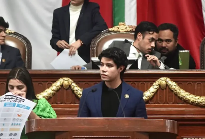 La narrativa de apartidismo se vino abajo cuando comenzó a circular un fragmento de un spot de campaña de Xóchitl Gálvez donde Andrade aparece tocando un tambor.