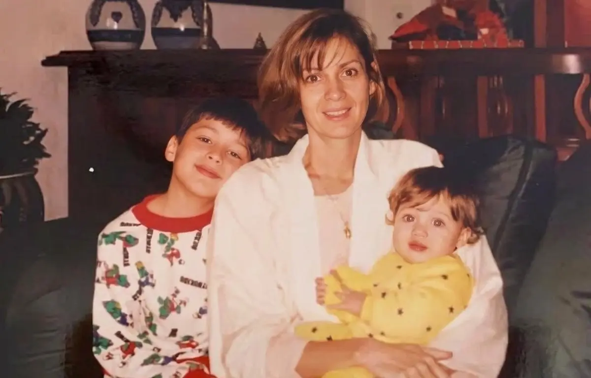 Ocho meses después, el 18 de noviembre de 1994, falleció su madre a causa de cáncer de páncreas.<br>