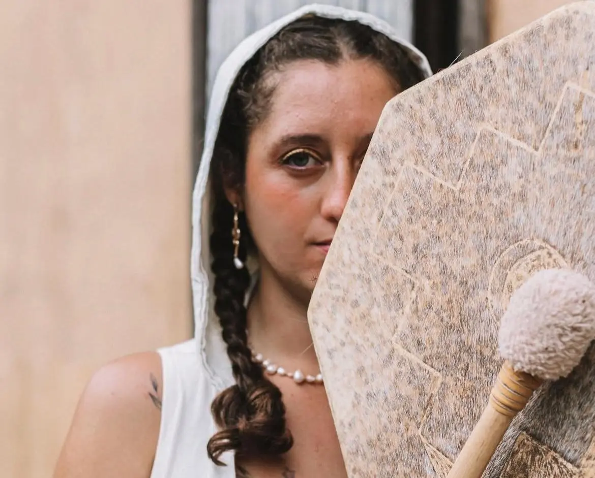 Se mantiene en contacto por medio de su cuenta de Instagram @almamariama, donde comparte contenido espiritual.