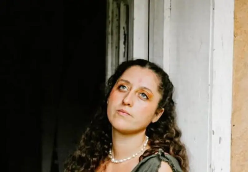 Creció con su hermano en Monterrey, Nuevo León.