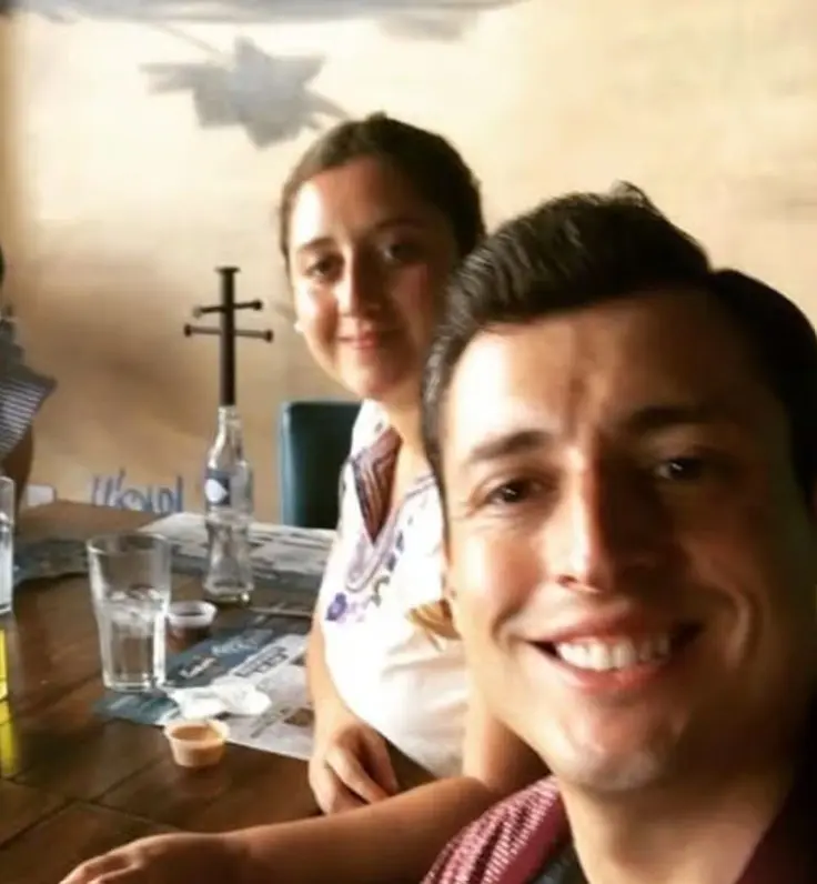 Tras el fallecimiento de sus padres quedó bajo el cuidado de su tía materna, Hilda Elisa Riojas Reyes, y su esposo, Fernando Cantú.