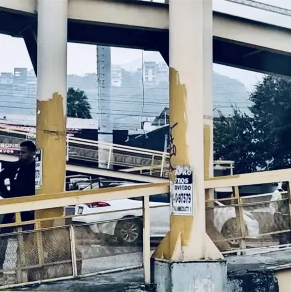 Tragedia en Monterrey: Mujer cae de puente peatonal por segunda ocasión Tragedia en Monterrey: Mujer cae de puente peatonal por segunda ocasión
