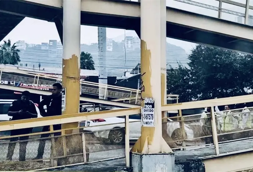 Tragedia en Monterrey: Mujer cae de puente peatonal por segunda ocasión