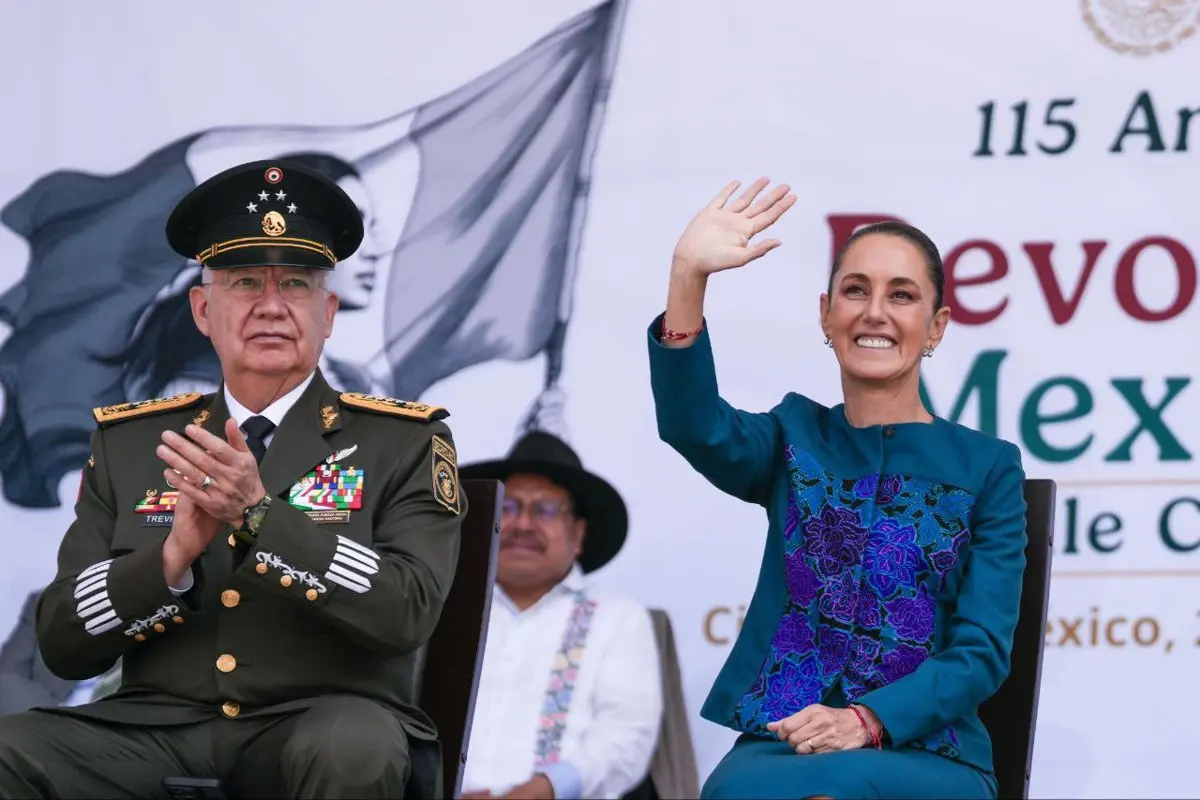 Tras el discurso, Sheinbaum encabezó el izamiento de la bandera y pasó revista a las tropas. Presidencia.