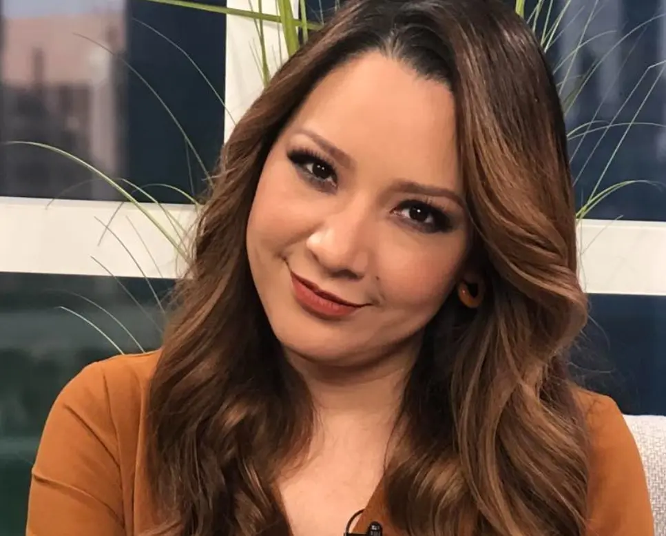 También conduce un programa de religión llamado "Vive Más TV".