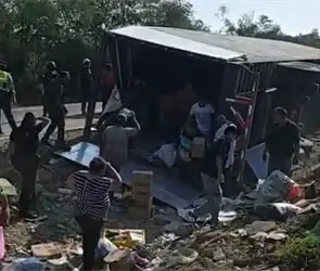 Tráiler con abarrotes vuelca y, horas después, estalla la rapiña en Montemorelos