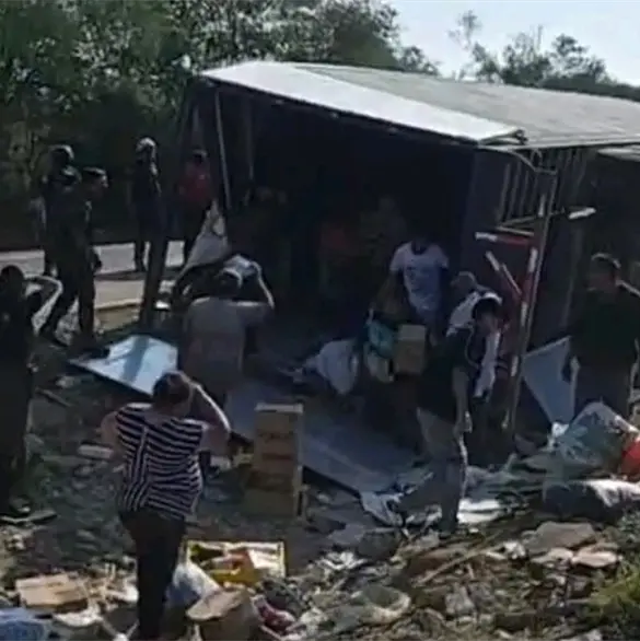 Tráiler con abarrotes vuelca y, horas después, estalla la rapiña en Montemorelos