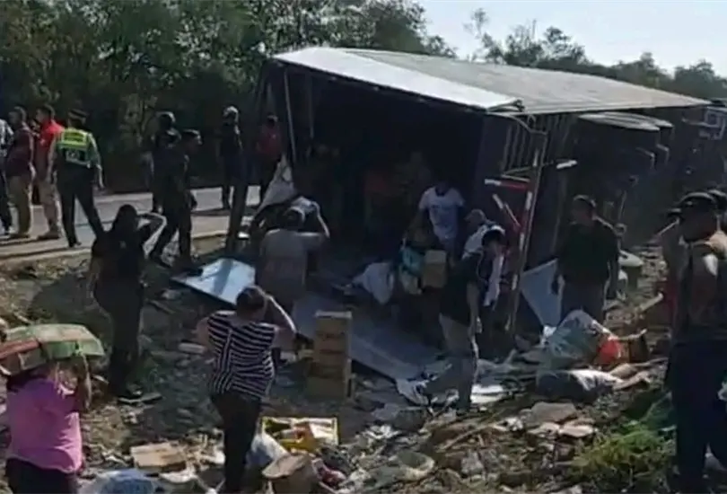 Tráiler vuelca y, horas después, estalla la rapiña en Montemorelos
