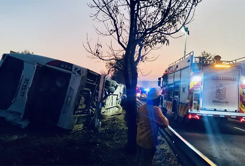 Tragedia en Michoacán: volcadura de autobús en la Morelia–Pátzcuaro deja 7 muertos y 17 heridos