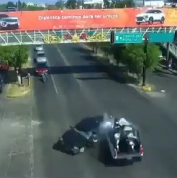 Así embistió violentamente la patrulla de la Guardia Nacional a una camioneta; dos menores murieron Así embistió violentamente la patrulla de la Guardia Nacional a una camioneta; dos menores murieron