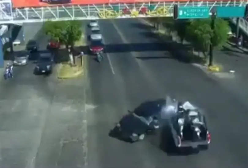 El impacto provocó una carambola que dejó cuatro personas fallecidas, entre ellas dos menores de edad, además de múltiples lesionados. El impacto provocó una carambola que dejó cuatro personas fallecidas, entre ellas dos menores de edad, además de múltiples lesionados.