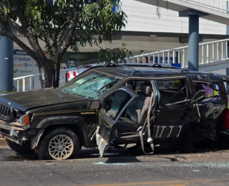 La magnitud del impacto quedó grabada en video, donde se observa la violencia del embate y cómo la camioneta quedó prácticamente destruida tras el golpe inicial. X,